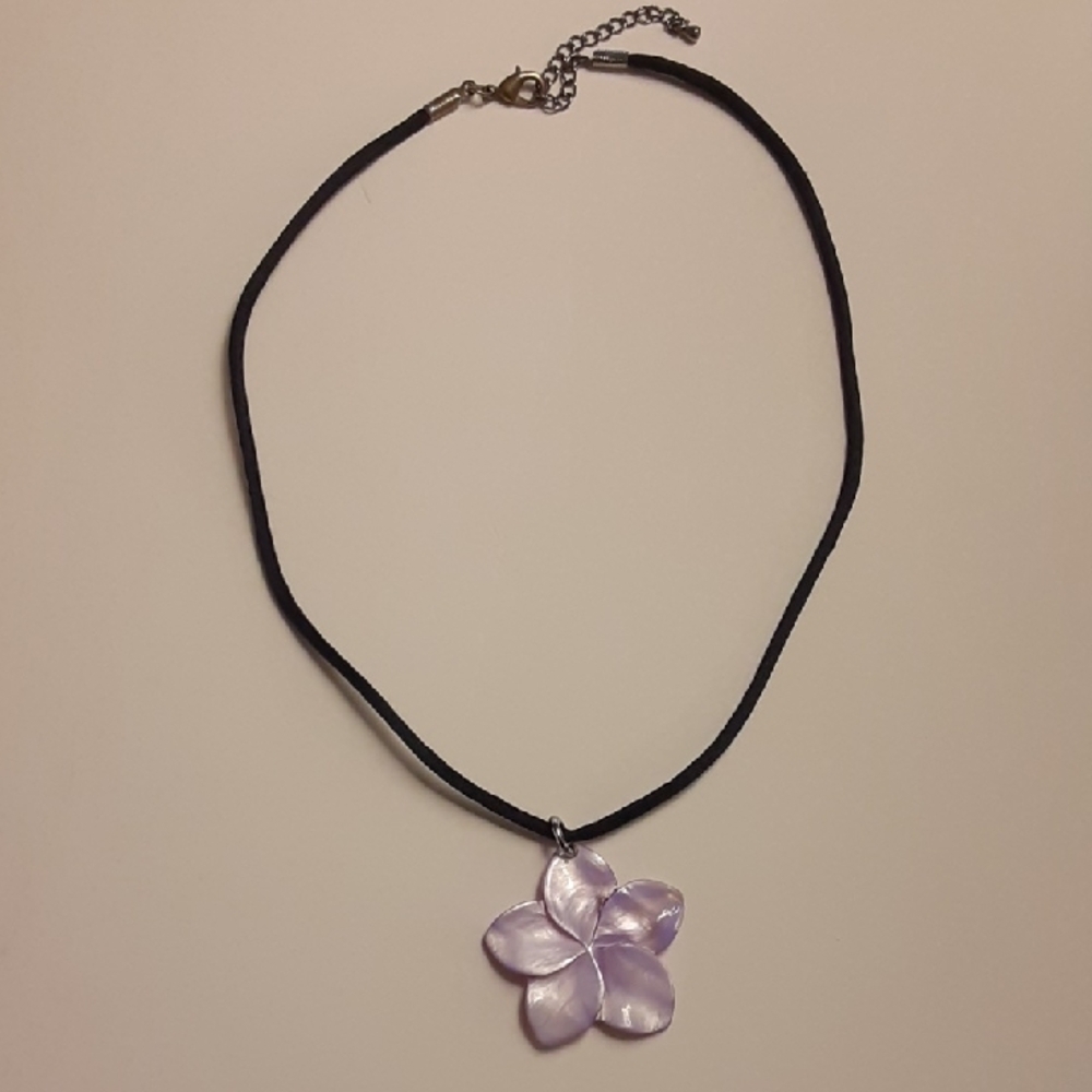 Elegant Carved Shell Flower Pendant Necklace - Picture 5 of 8